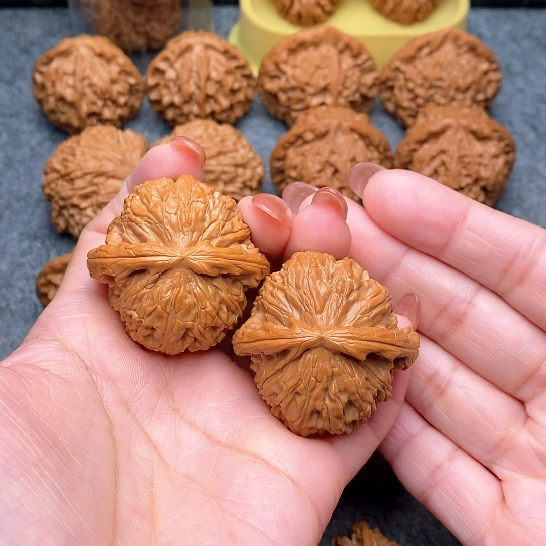 文玩核桃把件精品特价红皮白狮子43