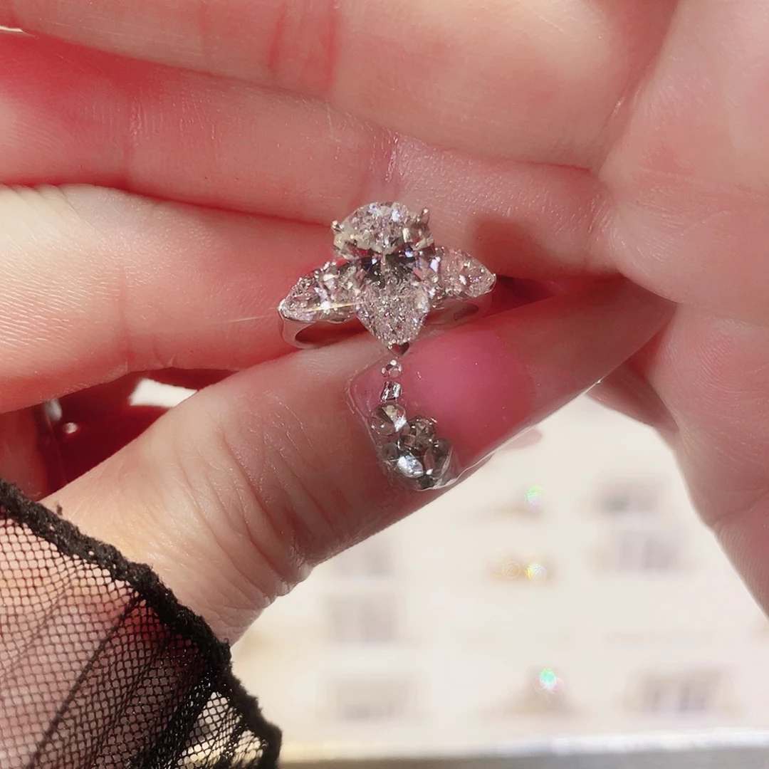 实验室培育钻石18K金镶嵌2.24D/VVS1，9