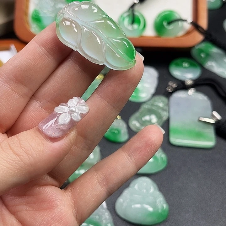 翡翠未镶嵌颈饰叶子
