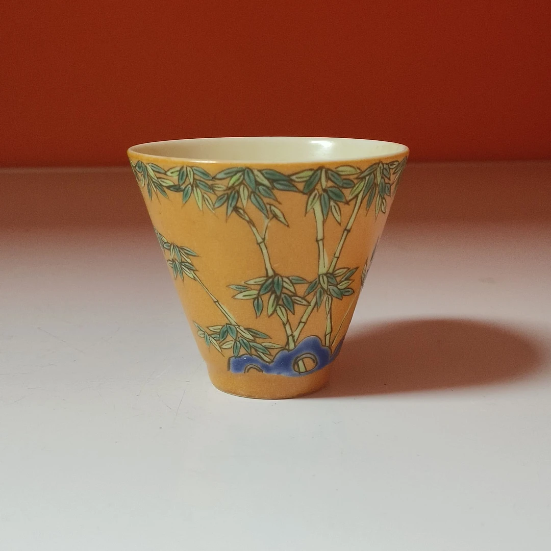 清同治 珊瑚红地粉彩洞石瑞竹纹杯