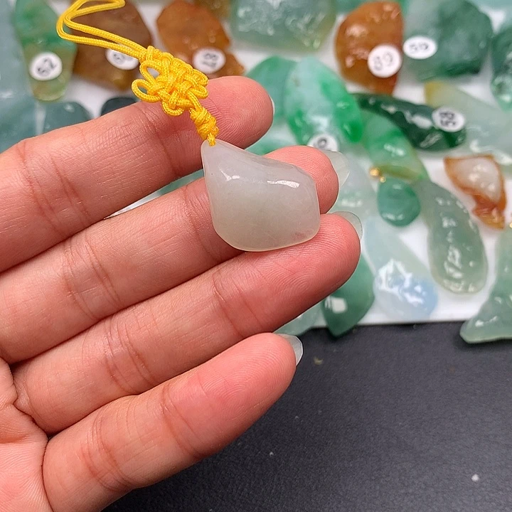 翡翠未镶嵌颈饰随型