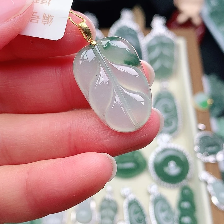 颈饰18K金镶嵌翡翠吊坠