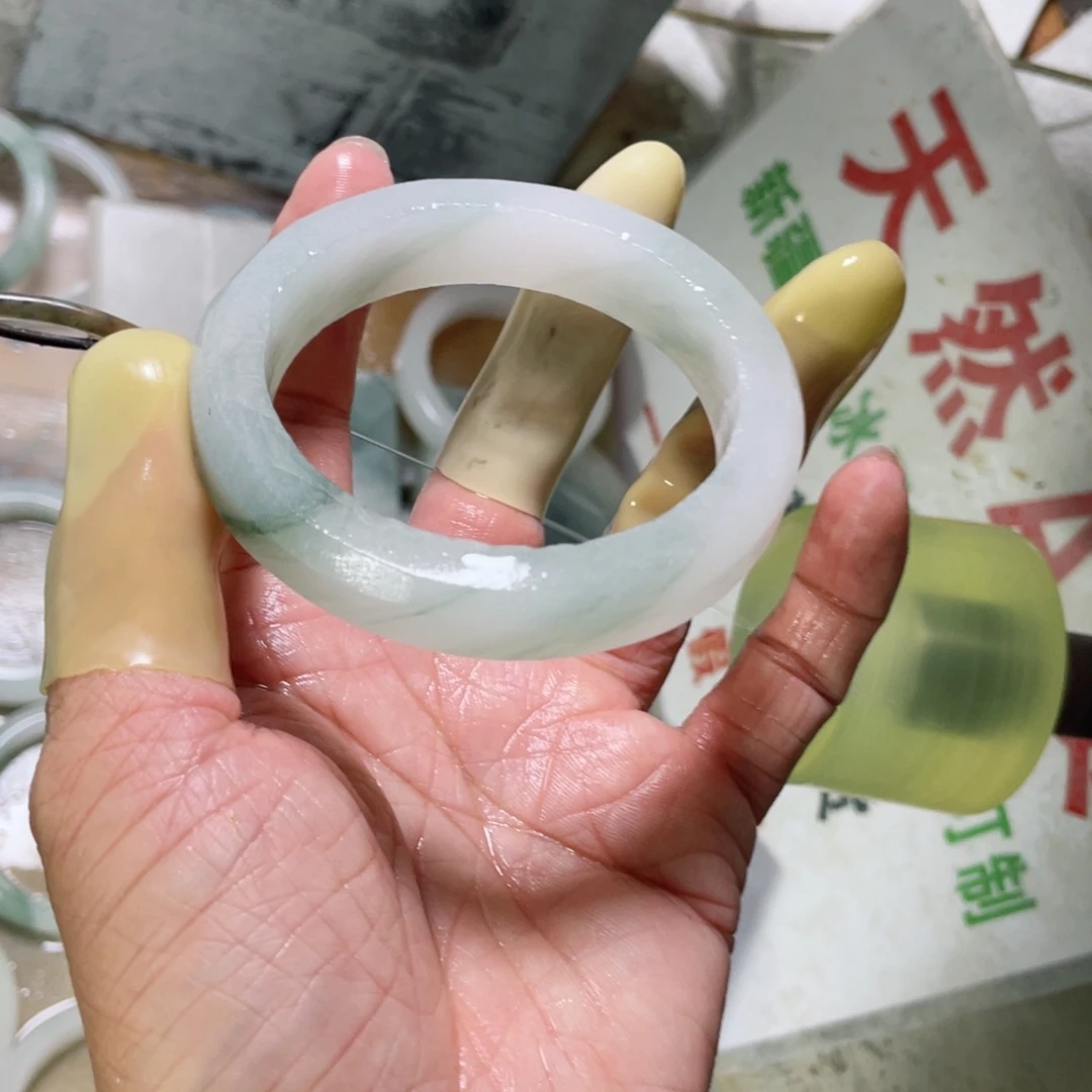 梦***笑石英质玉（天山翠）未镶嵌手镯定制
