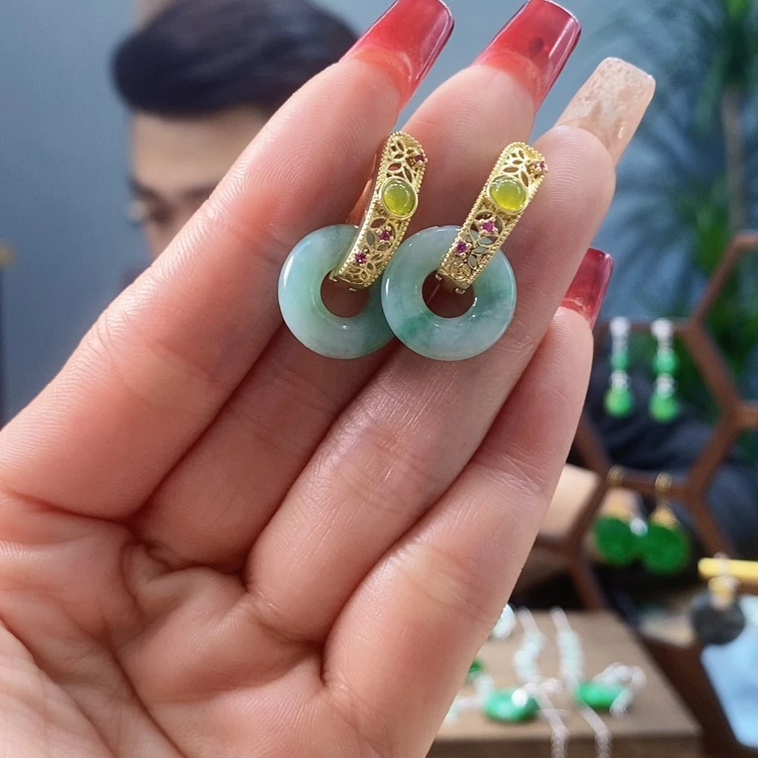 翡翠耳饰未镶嵌翡翠