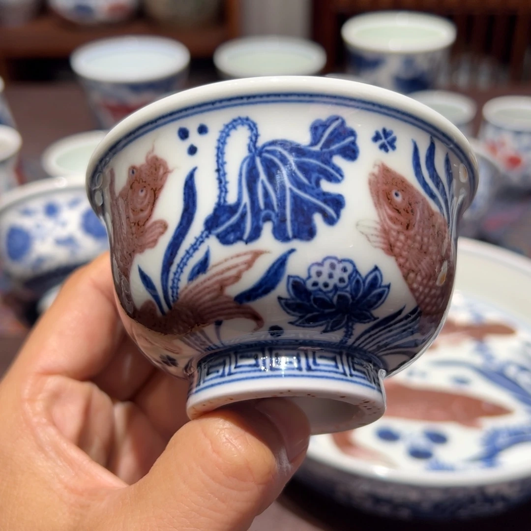精品青花釉里红猪肝色鱼藻纹压手杯口径约9.3厘米