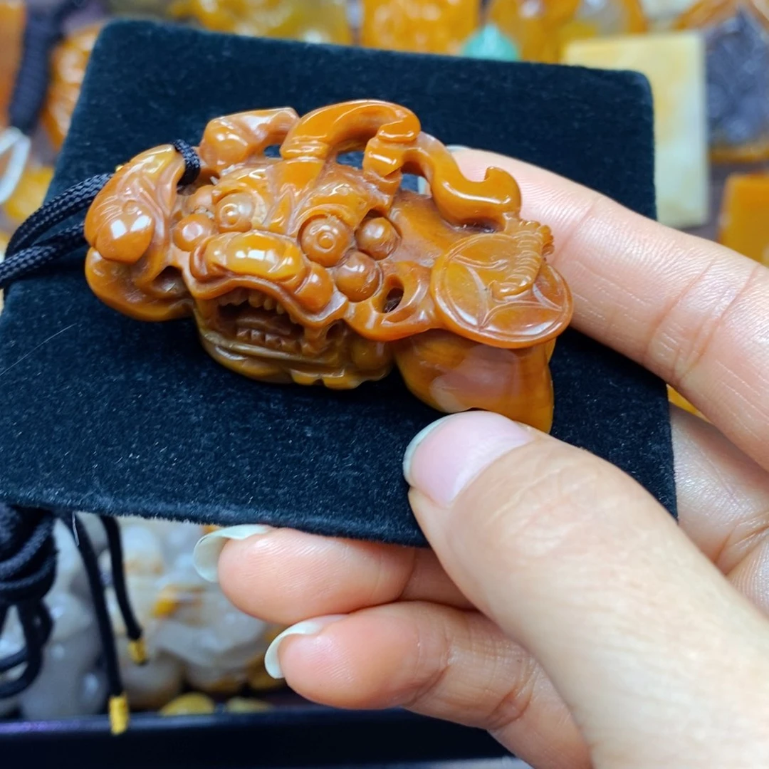 未镶嵌石英质玉（黄龙玉）颈饰