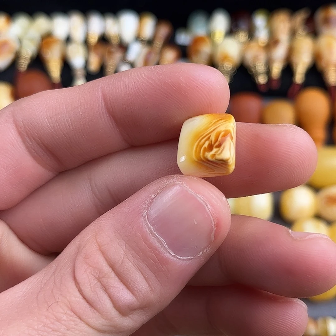 蜜蜡未镶嵌珠宝奇石