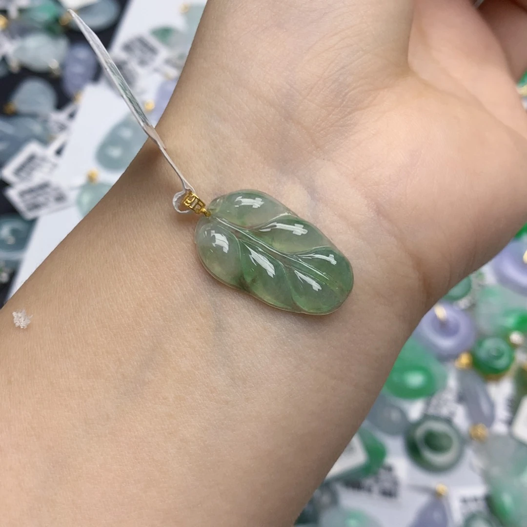 颈饰18K金镶嵌翡翠