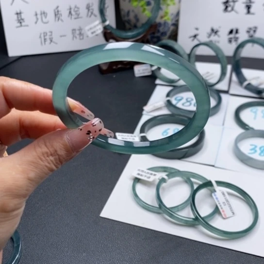 翡翠手镯未镶嵌背****?65尺寸