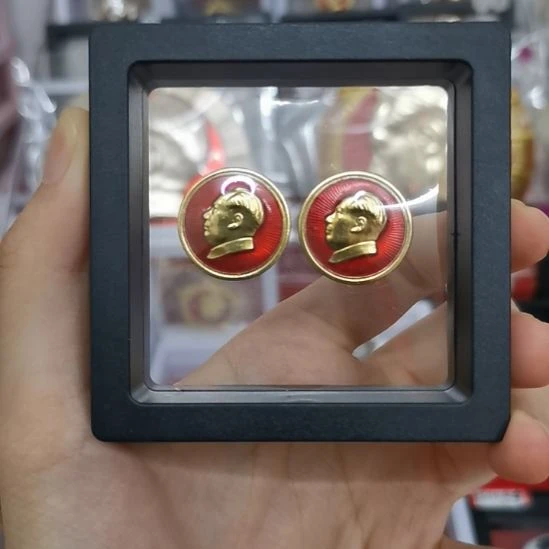 其他普通金属用****8红色收藏纪念章2个