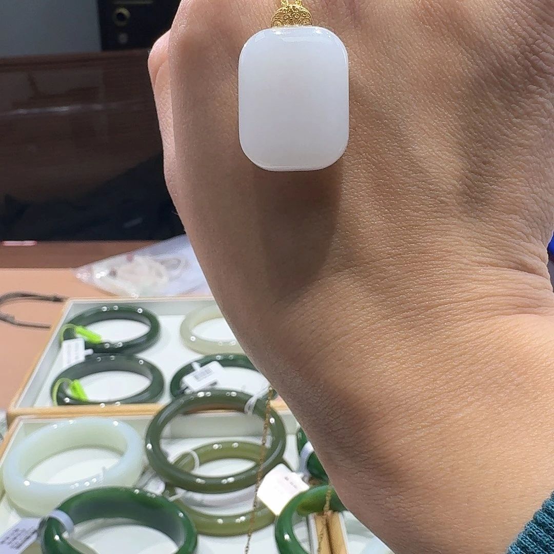 和田玉18K金镶嵌手镯