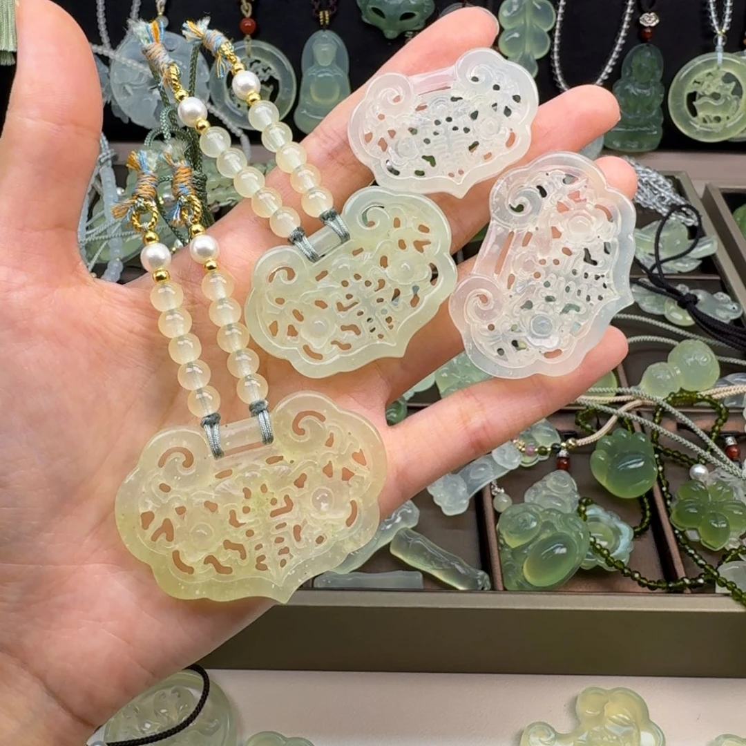 岫玉未镶嵌吊坠(赠链)随机发