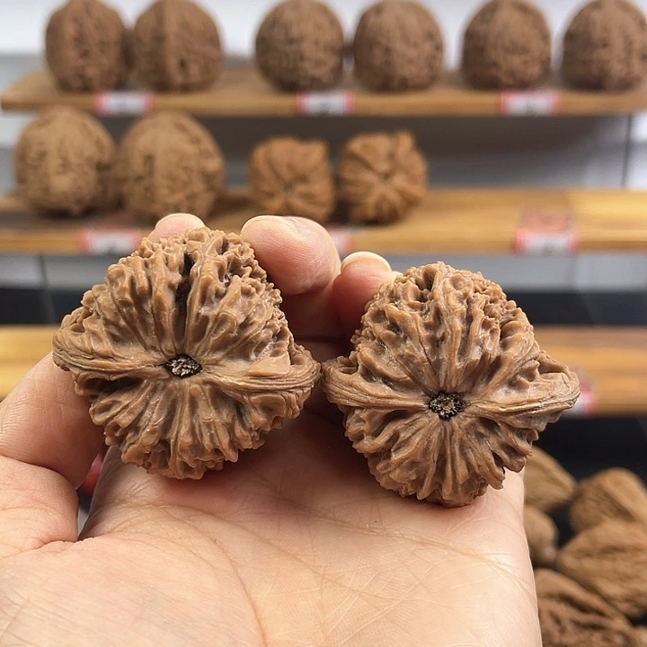 俊***虎吊坠文玩核桃全品南疆石