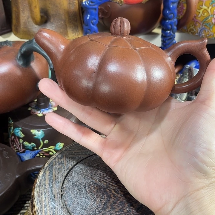 茶壶紫泥原矿泥料手工制作的一把紫砂壶。