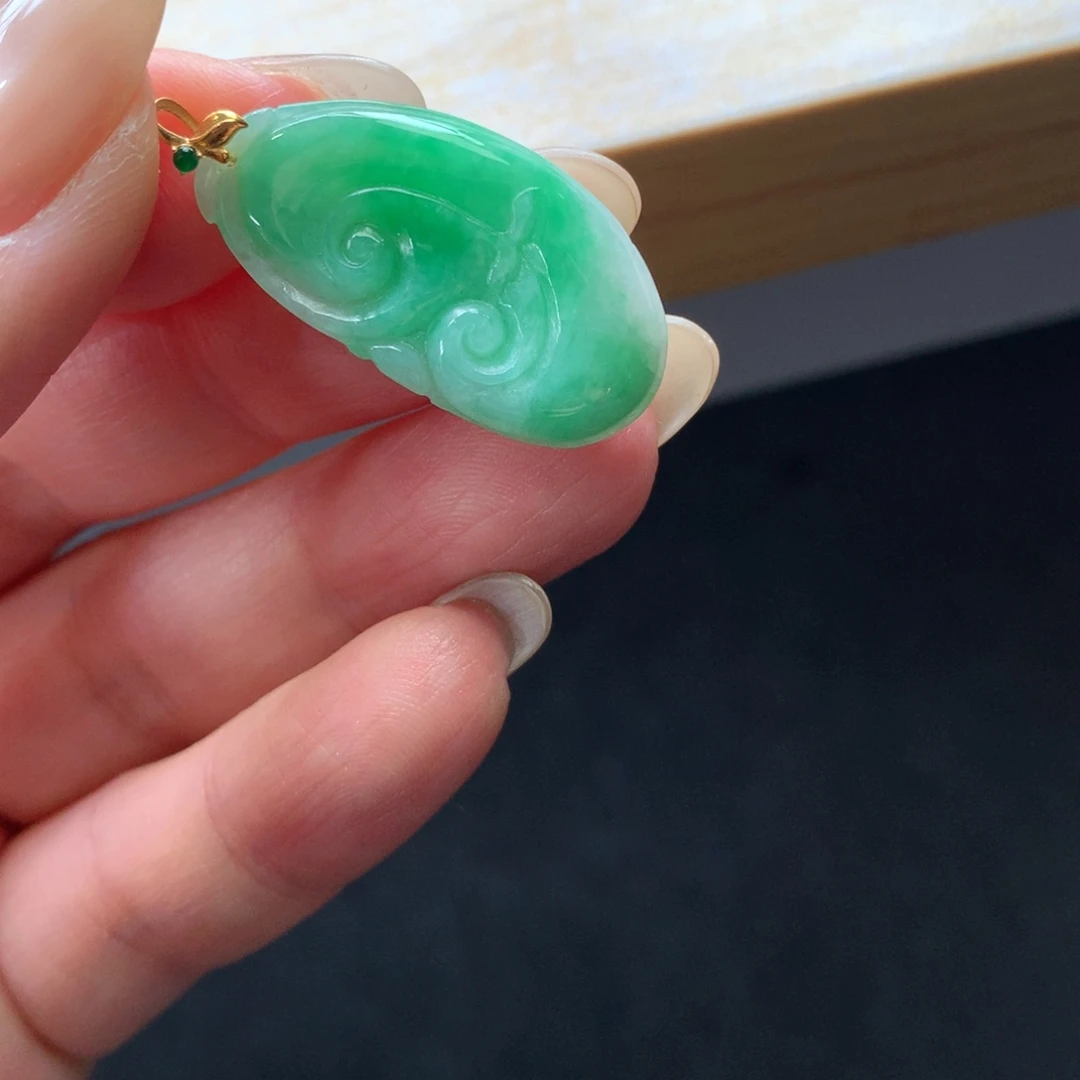 翡翠18K金镶嵌颈饰吊坠