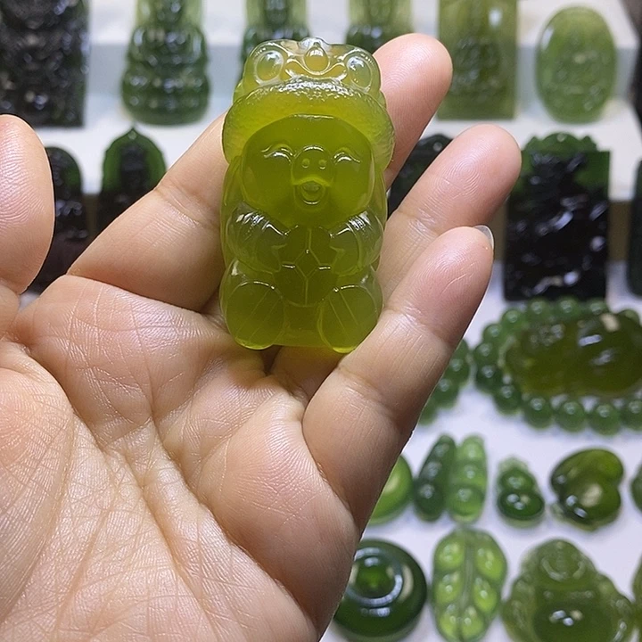 蛇纹石玉未镶嵌颈饰谢*萍