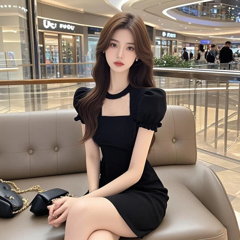 法式赫本风黑色方领泡泡袖连衣裙女小众设计高级感收腰显瘦包臀裙