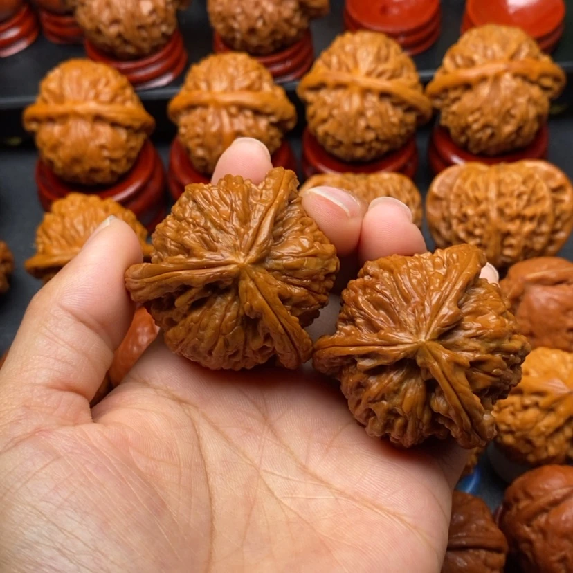 【闪购商品】文玩核桃把件43白狮子三棱