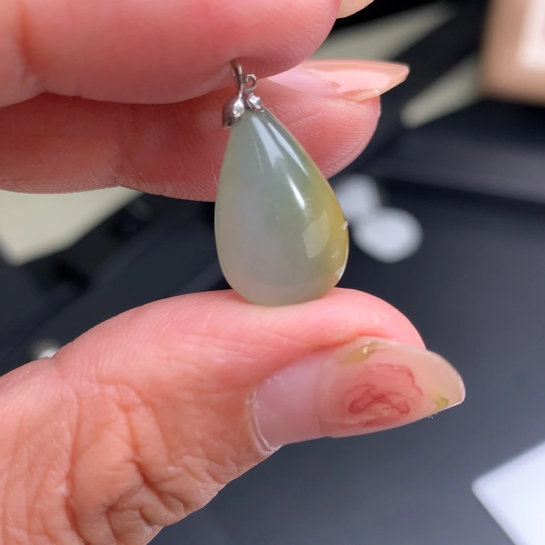 翡翠未镶嵌颈饰水滴