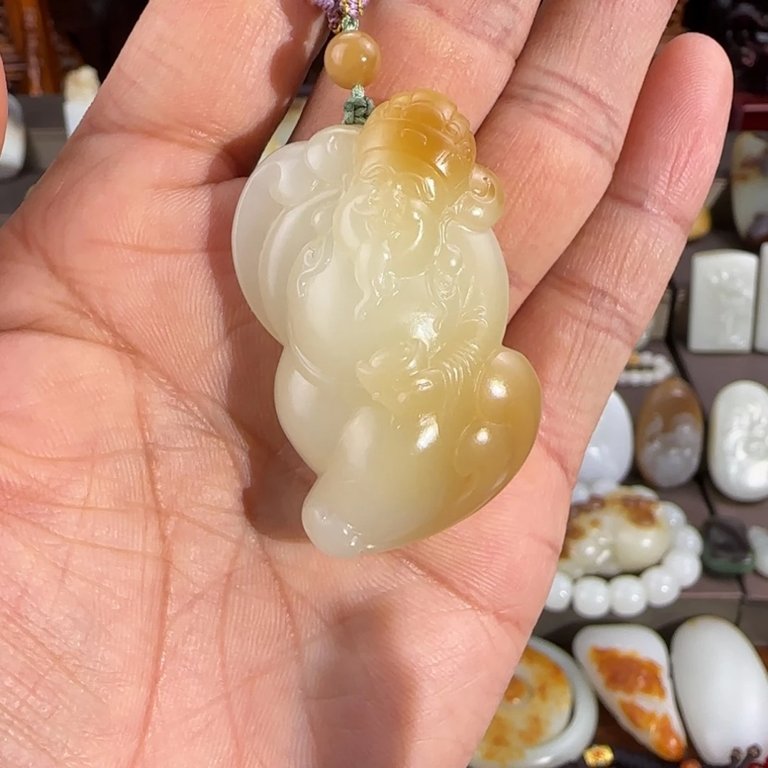 林***虎和田玉（糖玉）未镶嵌颈饰