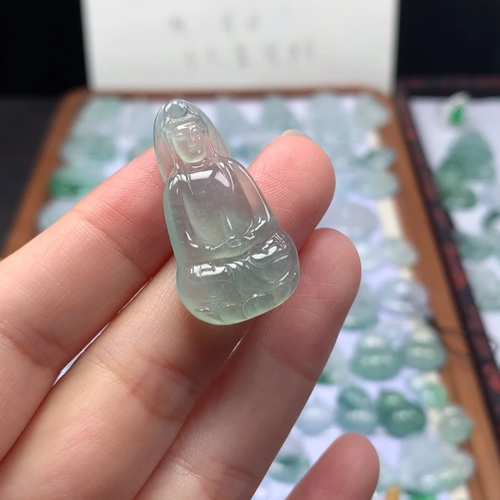 颈饰未镶嵌翡翠冰种晴底素衣观音