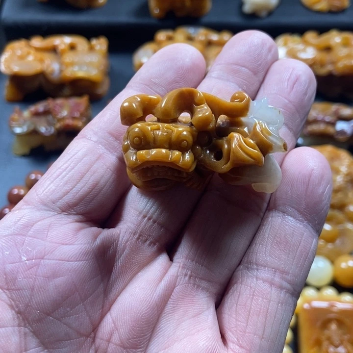 石英质玉（黄龙玉）未镶嵌颈饰