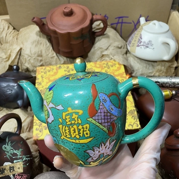 紫砂茶壶原矿泥料，手工制作的一把紫砂壶。