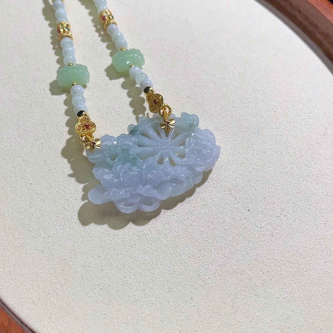 翡翠未镶嵌颈饰待编织