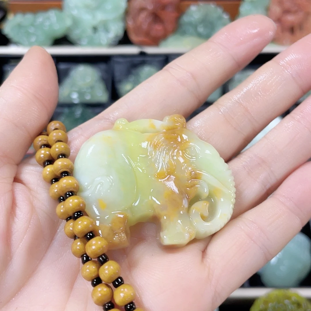 蛇纹石玉颈饰未镶嵌