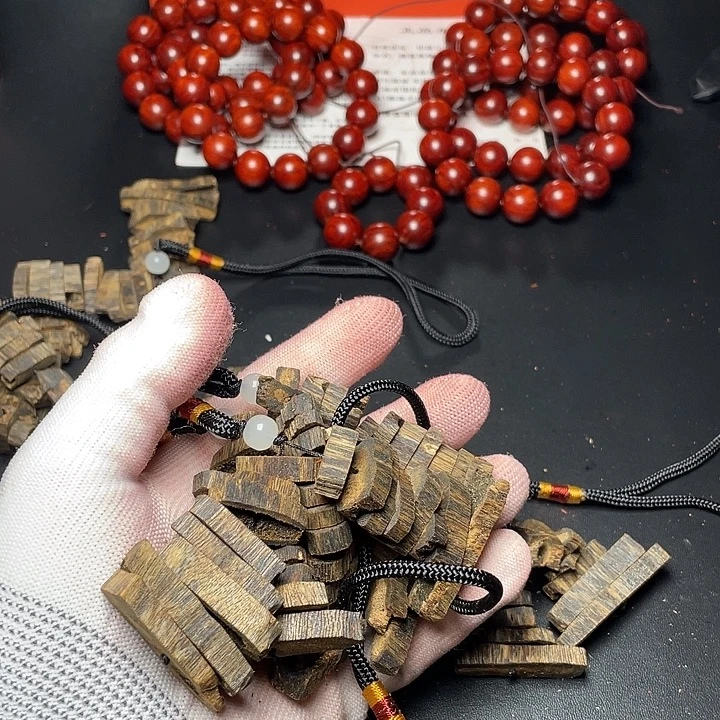 檀香紫檀（小叶紫檀）吊坠莺歌绿棋随形挂件