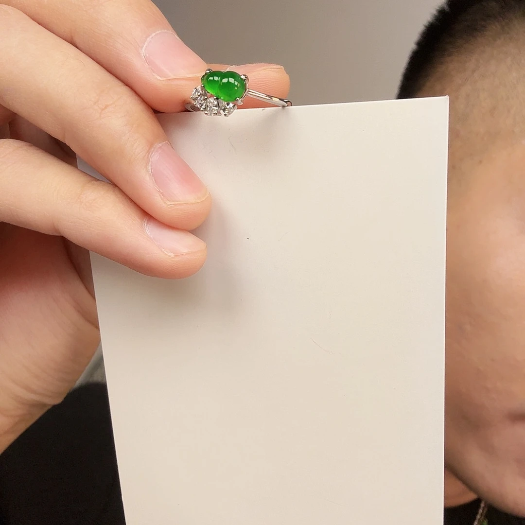 翡翠未镶嵌颈饰一件