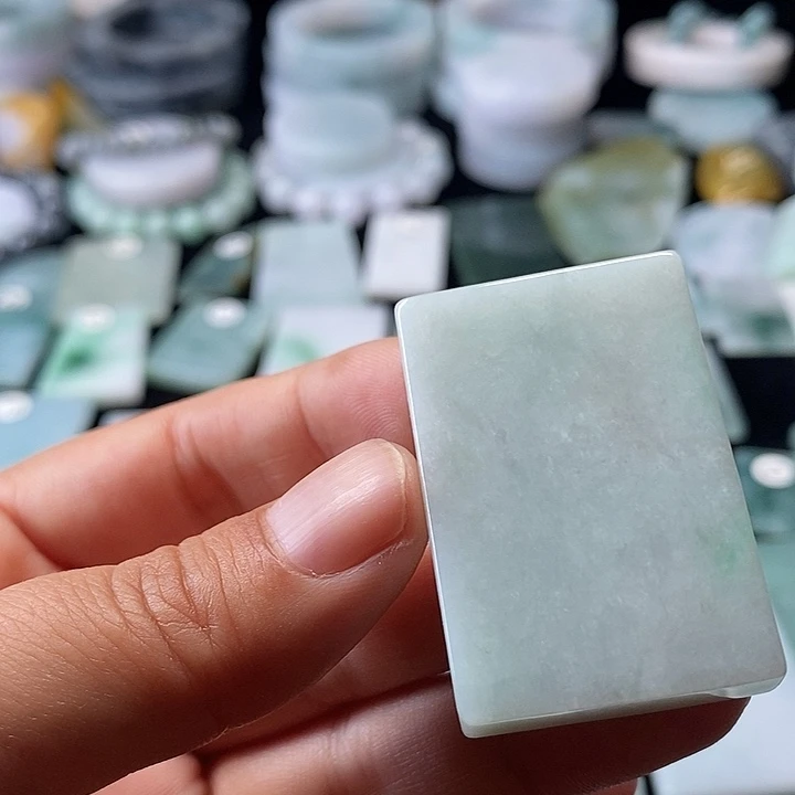 翡翠挂件未镶嵌翡翠的