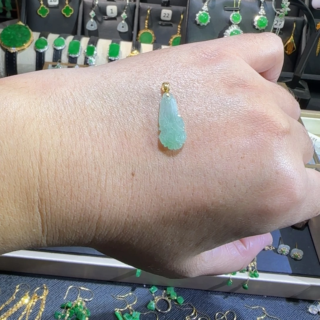 翡翠18K金镶嵌颈饰吊坠