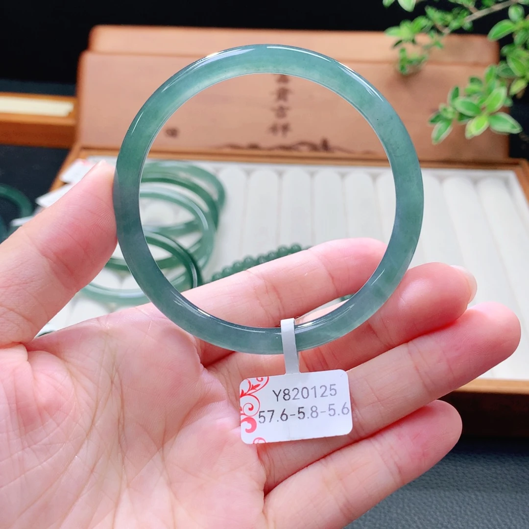 翡翠未镶嵌手镯（圆镯）