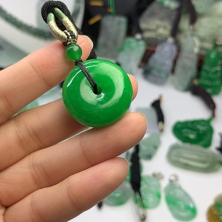 翡翠未镶嵌吊坠(赠链)