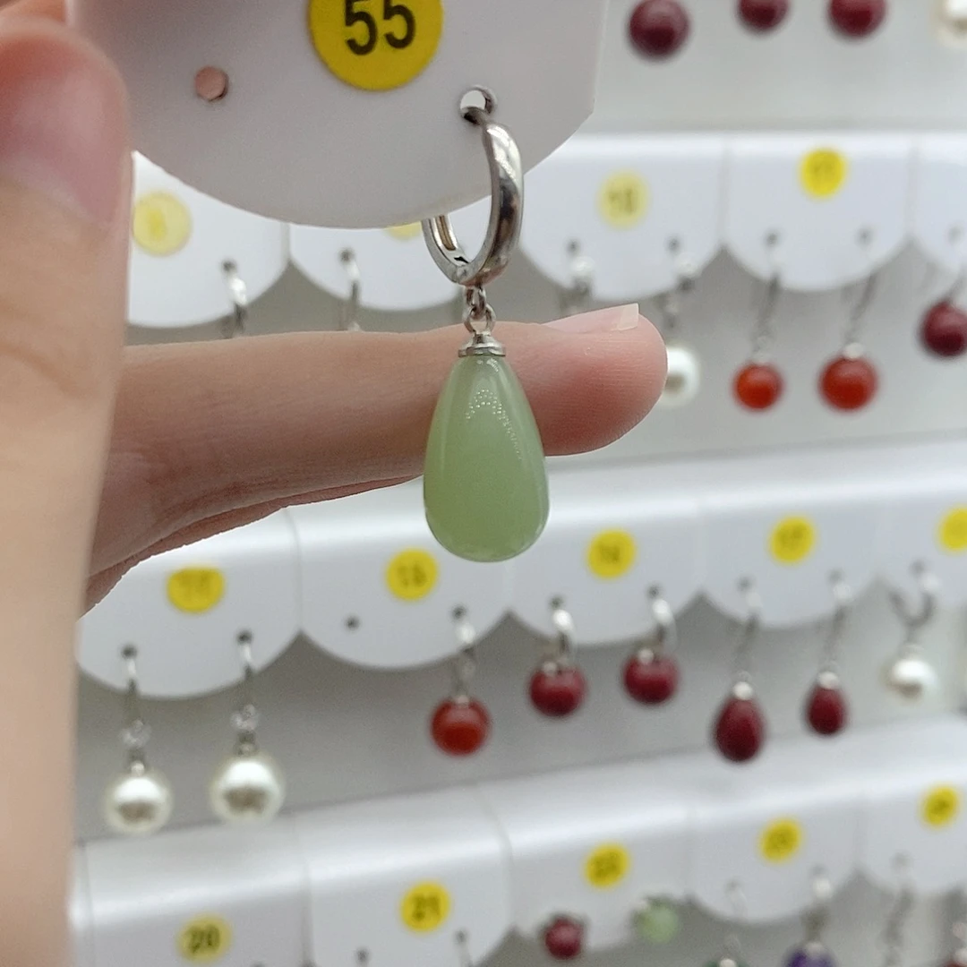 足银浅绿色水滴的
