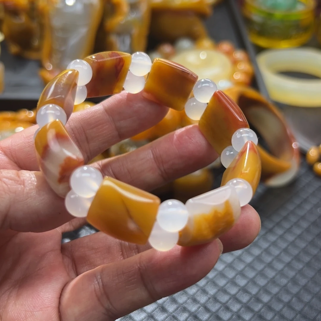 颈饰未镶嵌石英质玉