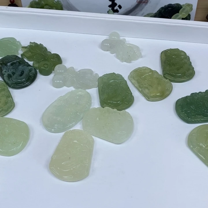 睚***眦未镶嵌蛇纹石玉颈饰