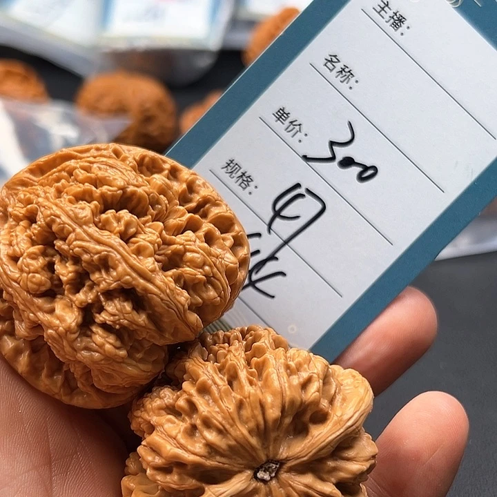 文玩核桃吊坠比****卜四十四