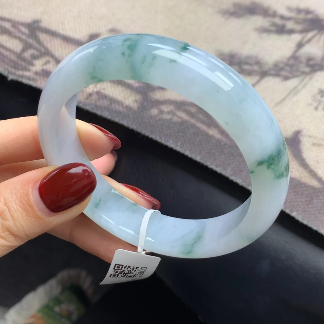 翡翠未镶嵌手镯牛奶底飘花