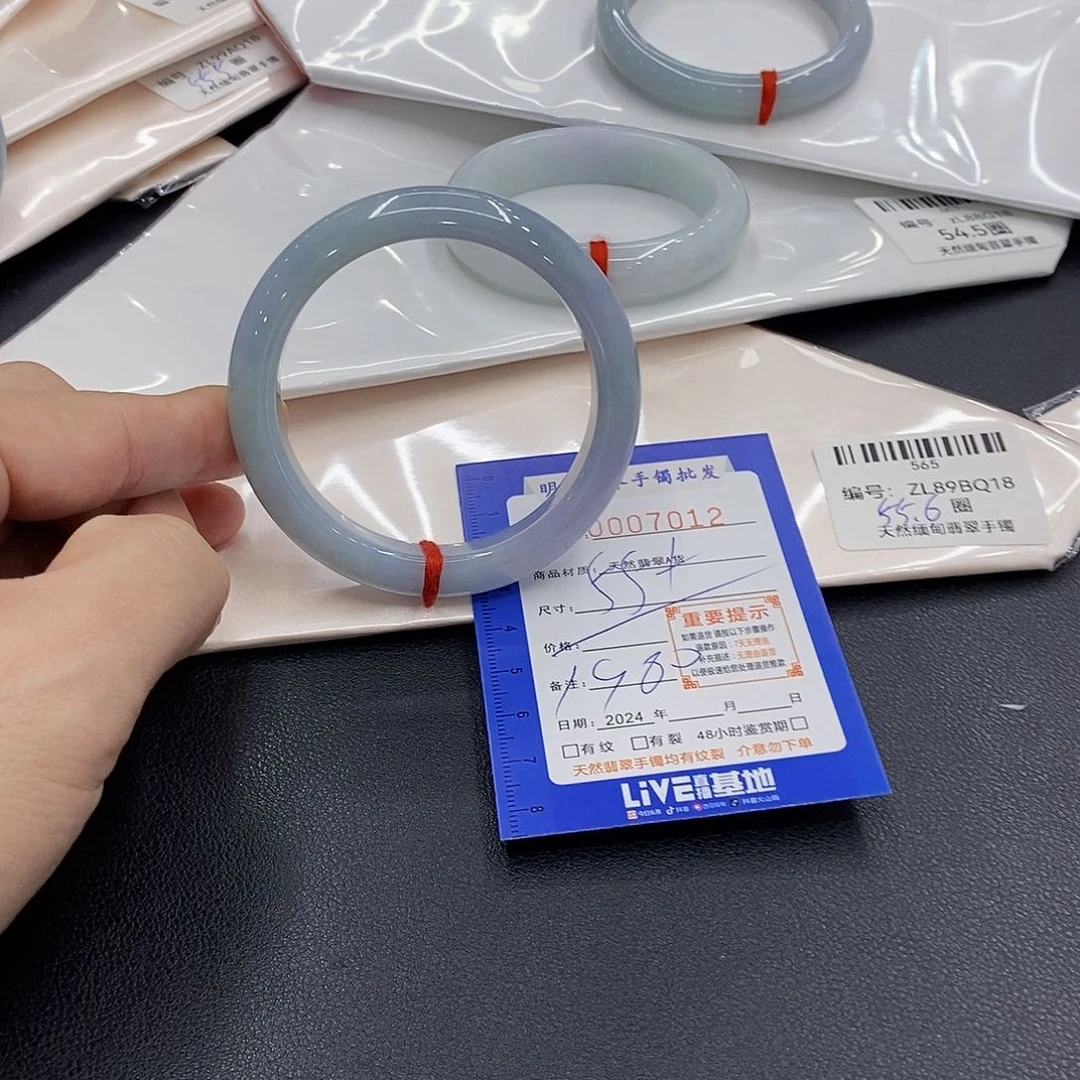 翡翠手镯未镶嵌翡翠手镯