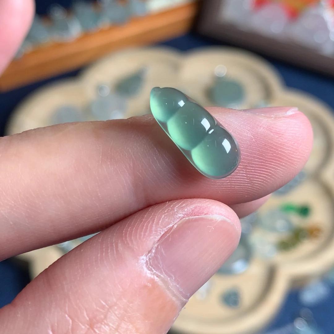 翡翠未镶嵌颈饰豆子