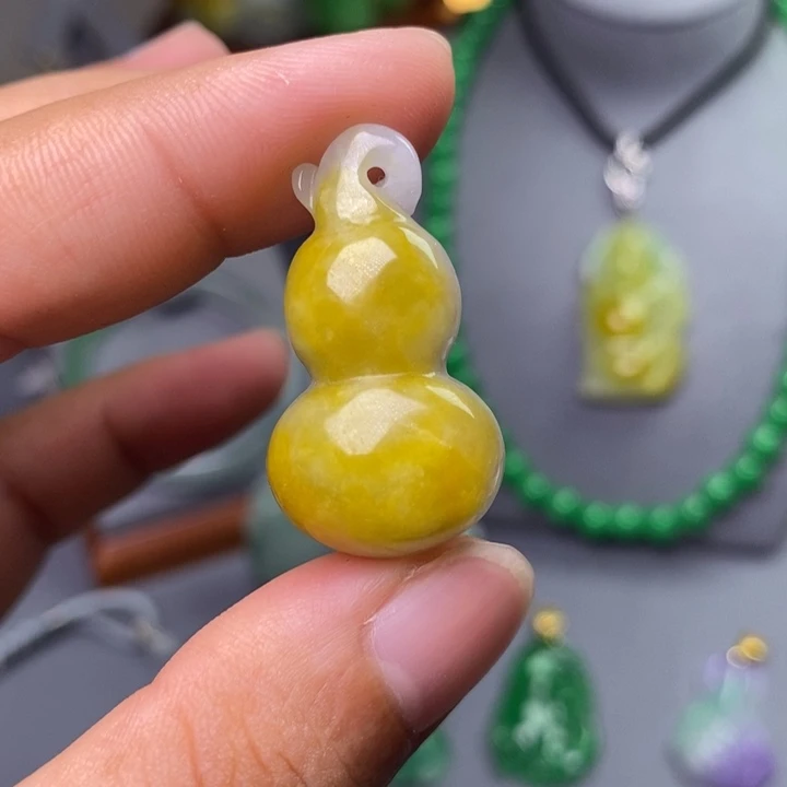 翡翠未镶嵌吊坠(赠链)