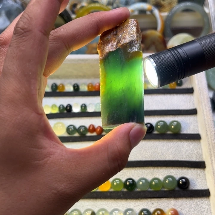 蛇纹石玉未镶嵌珠宝奇石