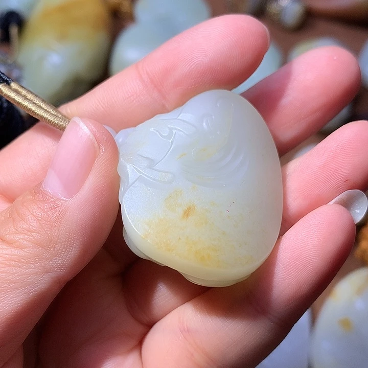 秋***叶和田玉未镶嵌颈饰