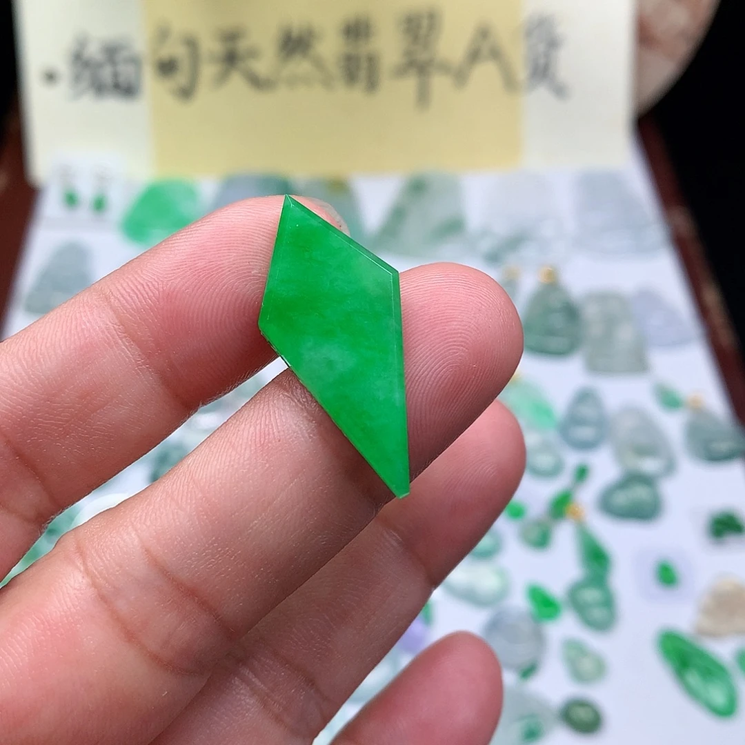 翡翠散珠缅甸天然A货翡翠阳绿无事牌