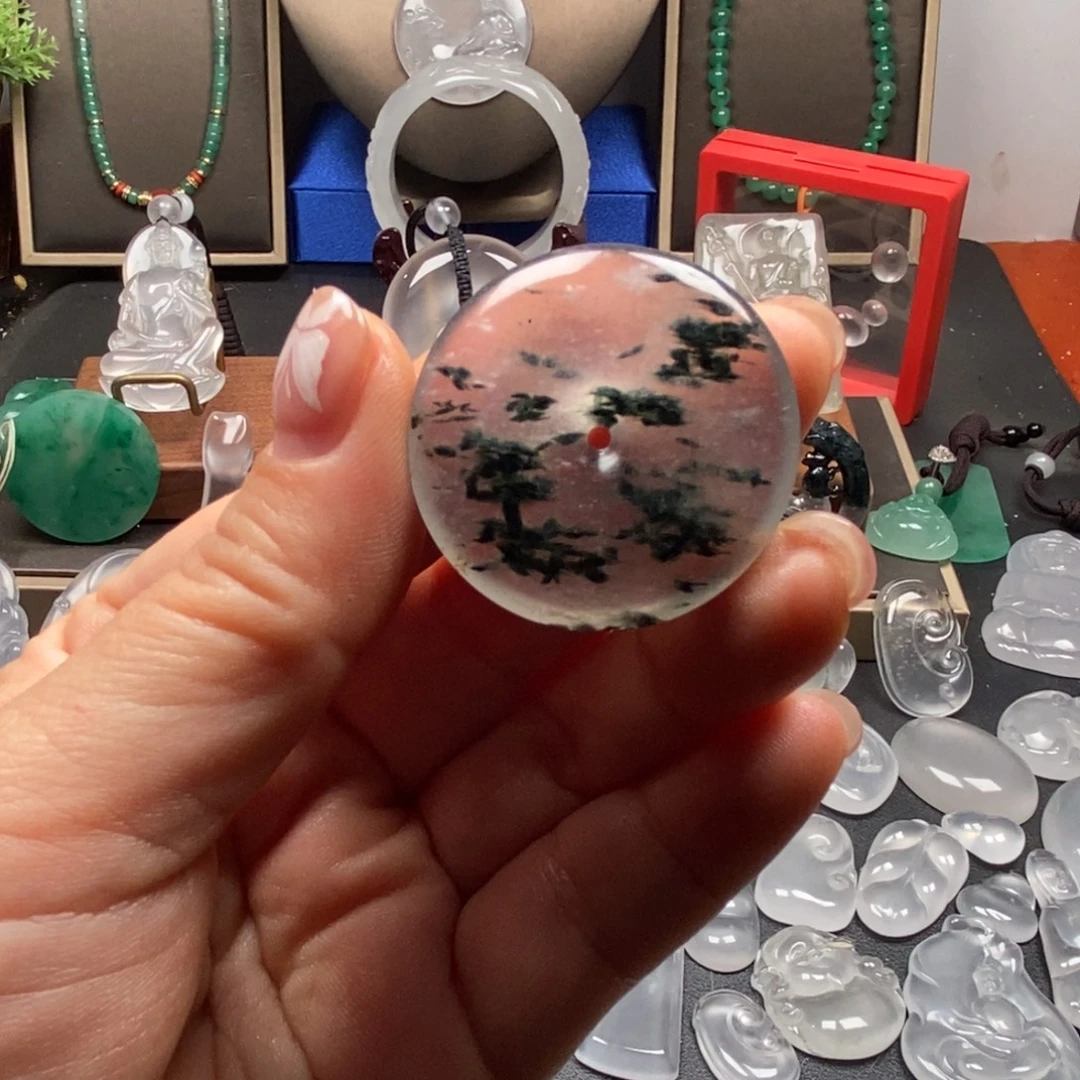 叶***城石英质玉未镶嵌颈饰