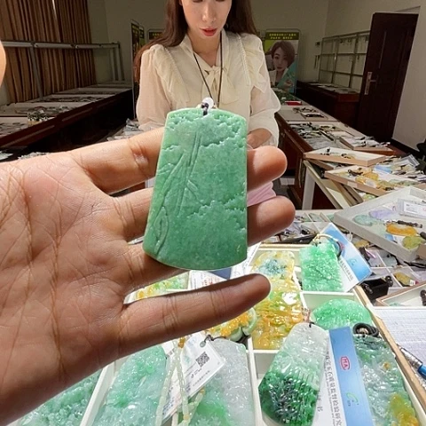 翡翠未镶嵌颈饰一个