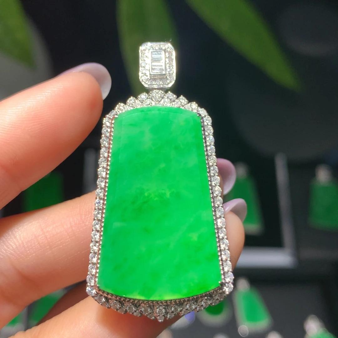 翡翠颈饰18K金镶嵌翡翠