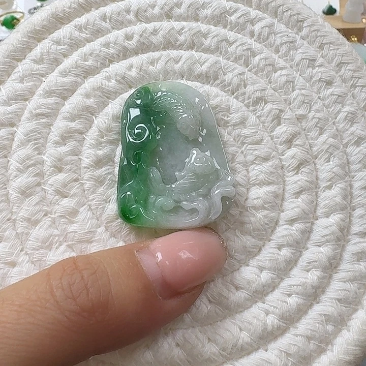 翡翠未镶嵌颈饰双鱼牌